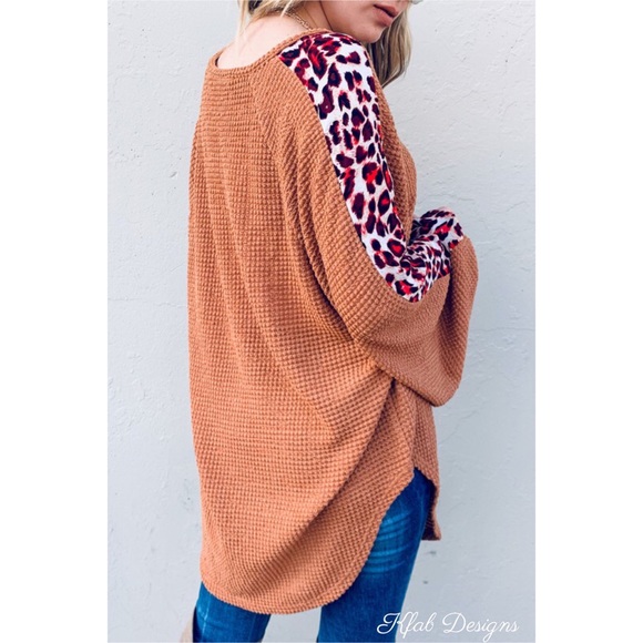 ❤️LAST! V Neck Waffle Knit Contrast Leopard Top! - Picture 7 of 7